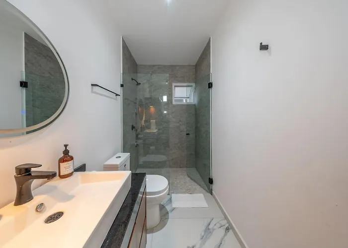 Stylish 1bd W Rooftop Pool Walk To 5th Сasa de vacaciones Playa del Carmen